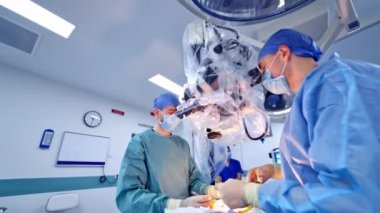 Nöroşirürji ekibi klinikte çalışıyor. Cerrahlardan oluşan tıbbi ekip modern ameliyathanede ameliyat yapıyor..