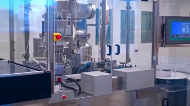 Hap üretimi. Otomatik ilaç üretimi endüstrisi. Santralin içinde robot ilaç ekipmanları var..