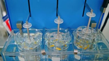 Laboratuvarda tabletlerle yapılan deneyler. Kimyasal analiz reaktörü için tıbbi farmakoloji laboratuvarı.