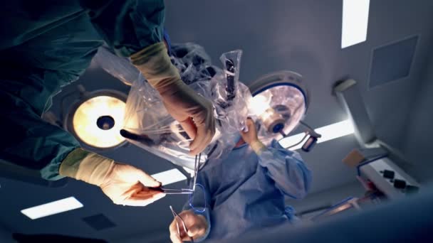 Idegsebészet Mikroszkóppal Orvosok Orvosi Egyenruhában Végeznek Műtétet Modern Műtőben — Stock videók