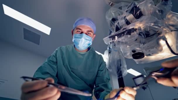 수술중 마스크를 외과의사의 진료소에서 수술중에 도구를 사용하는 — 비디오