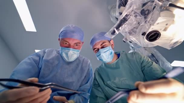 Два Медицинских Специалиста Масках Делают Операцию Портрет Хирурга Операционной Фоне — стоковое видео