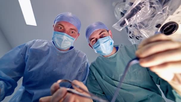Visa Underifrån Två Kirurger Ansikten Operationen Glada Läkare Avslutar Operationen — Stockvideo