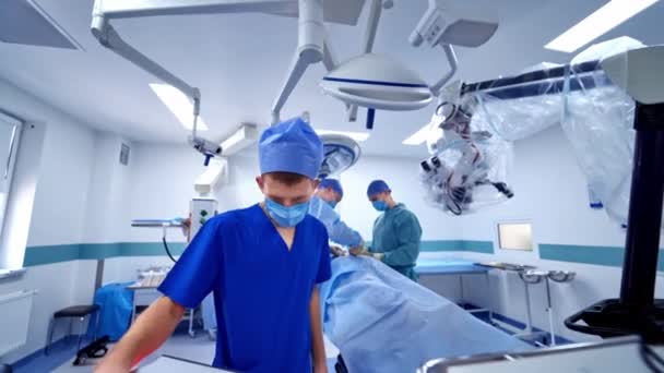 Группа Специалистов Проводит Операцию Нейрохирургическом Отделении Современное Оборудование Операционной — стоковое видео