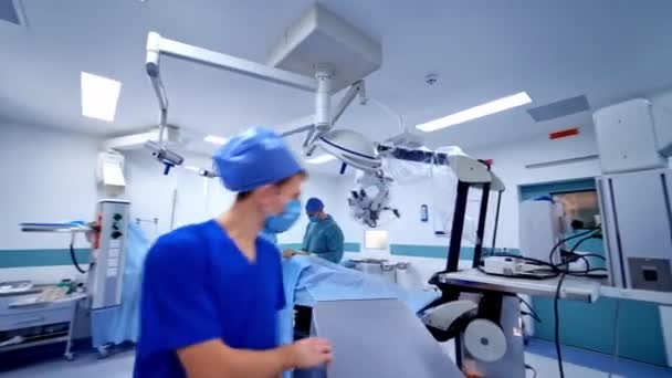 Operationsprocessen Neurokirurgiska Avdelningen Medicinsk Assistent Styr Arbetet Med Utrustning Operationssalen — Stockvideo