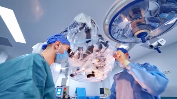 Δύο Χειρουργοί Εκτελούν Περίπλοκη Χειρουργική Επέμβαση Χρησιμοποιώντας Σύγχρονο Εξοπλισμό Ιατρικοί — Αρχείο Βίντεο