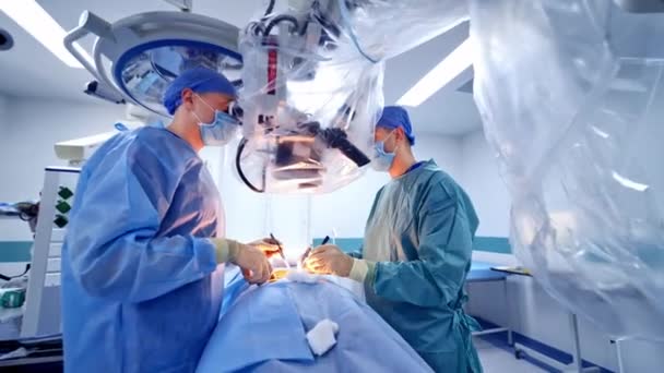 Trabalho Perto Dos Cirurgiões Operação Espinhal Paciente Com Uso Microscópio — Vídeo de Stock