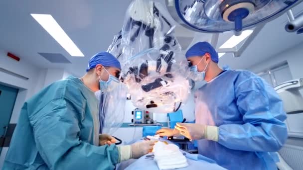 Χειρουργοί Ιατρική Στολή Και Μάσκες Που Κάνουν Εγχείρηση Σπονδυλικής Στήλης — Αρχείο Βίντεο
