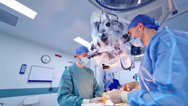 在诊所工作的神经外科小组在现代手术室做手术的外科医生医疗队 — 图库视频影像