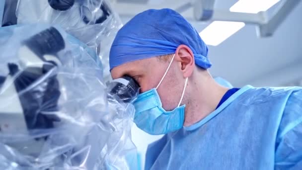 Artsen Observeren Het Lichaam Van Patiënt Door Een Microscoop Neurochirurgie — Stockvideo