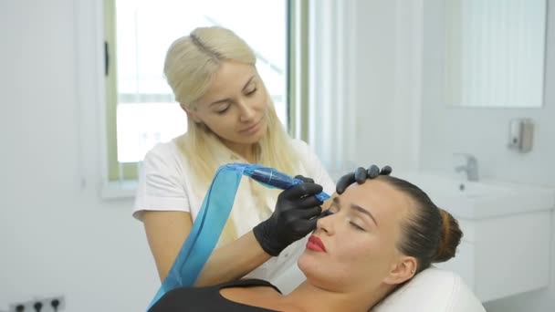 Kosmetolog Nanáší Permanentní Make Obočí Tetování Obočí — Stock video