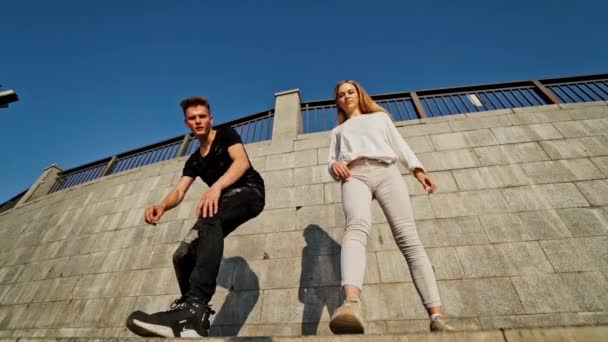 Sokaktaki Modern Dansçılar Şehir Yaşam Tarzı Hip Hop Nesli Videodaki — Stok video