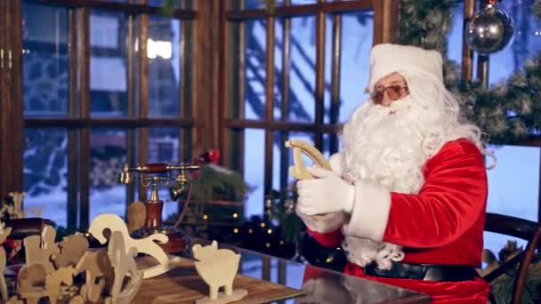 Santa Claus Sedí Speciálně Vyzdobené Místnosti Stolu Drží Dřevěnou Drahou — Stock video