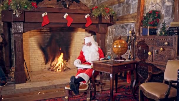 Παραμονή Χριστουγέννων Έρχεται Πρωτοχρονιά Άγιος Βασίλης Ψάχνει Στη Λίστα Των — Αρχείο Βίντεο