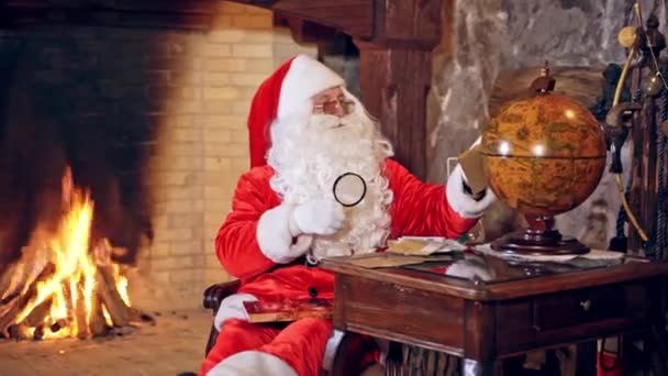 Santa Claus Sedí Speciálně Vyzdobené Místnosti Stolu Drží Lupu Rukou — Stock video