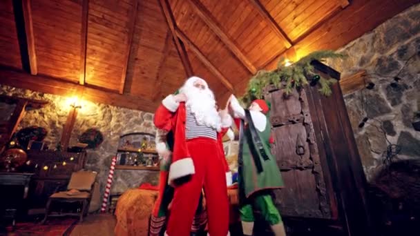 Άγιος Βασίλης Φοράει Στολή Του Ειδικά Διακοσμημένο Δωμάτιο Στο Κρεβάτι — Αρχείο Βίντεο