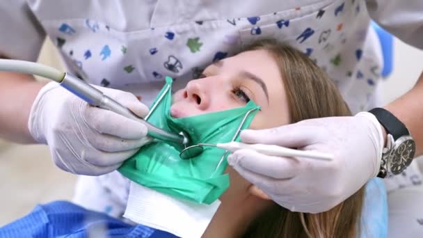 Лікар Лікує Зуби Пацієнта Сучасній Стоматологічній Клініці Концепція Зубів Здоров — стокове відео