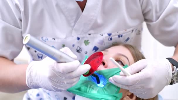 Médico Trata Dentes Dos Pacientes Clínica Odontológica Moderna Lâmpada Fotopolímero — Vídeo de Stock