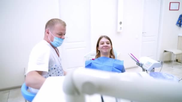 Médico Masculino Está Preparando Para Tratar Dentes Paciente Clínica Odontológica — Vídeo de Stock