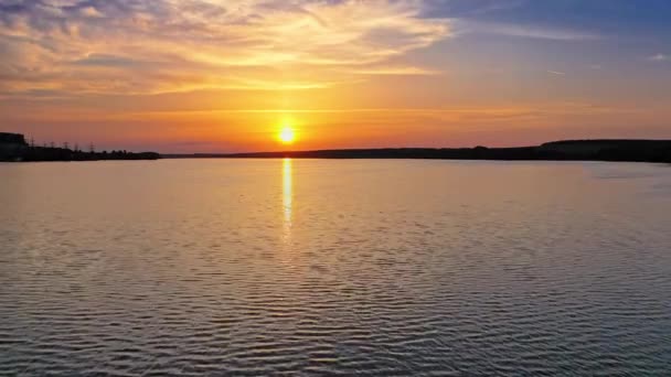 Vacker Solnedgång Reflekteras Floden Solnedgång Sjölandskap Färgglad Himmel Natur Och — Stockvideo