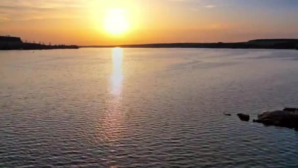 Vakker Solnedgang Speiler Seg Elva Sunset Lake Landskap Fargerik Himmel – stockvideo