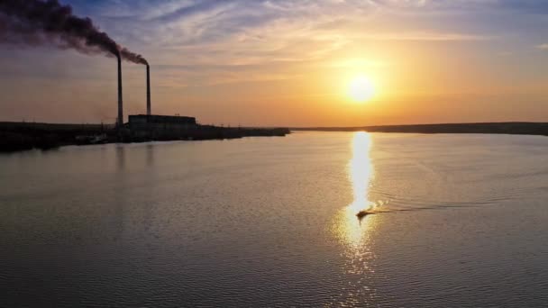 Der Wunderschöne Sonnenuntergang Spiegelt Sich Fluss Wider Seenlandschaft Bei Sonnenuntergang — Stockvideo