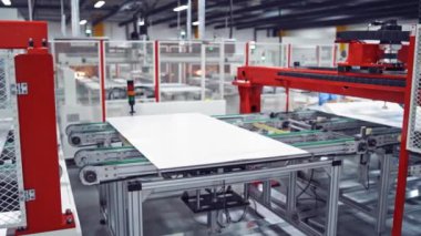 Modern fabrikanın içi. Güneş panelleri yapma teknolojisi icat edildi. Modern endüstriyel tesisin içinde robot ekipmanları var..
