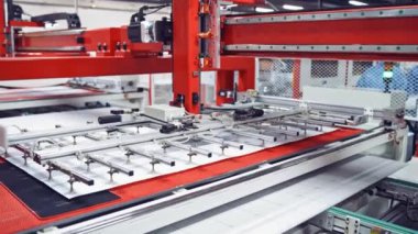 Fabrikanın içindeki çağdaş ekipmanlar. Otomatik cihazın yakın plan çalışması. Sanayi fabrikasının yenilikçi teknolojik sistemi.
