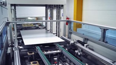 Robot bitkisinin içi. Modern otomatik ekipmanlar kapalı alanda. Üretim tesisinde yeni detaylar oluşturma süreci.