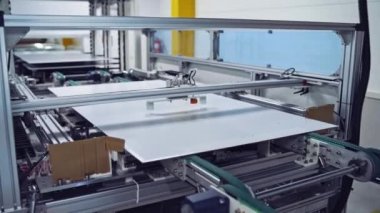 Fabrikanın içinde robot ekipmanları var. Modern endüstriyel santralde yeni detaylar oluşturma süreci. Yakın plan..