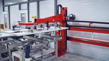 Çağdaş endüstriyel tesis kapalı alanda. Modern robot imalatının içindeki otomatik ekipman. Yenilikçi teknoloji.