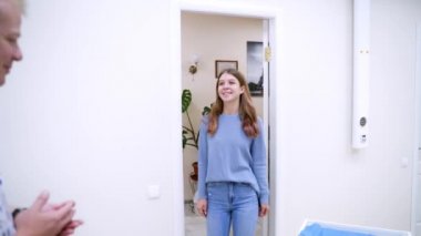 Dişçideki kadın hasta. Genç bir kadının modern klinikte stomatologla randevusu var. Diş tedavisi.