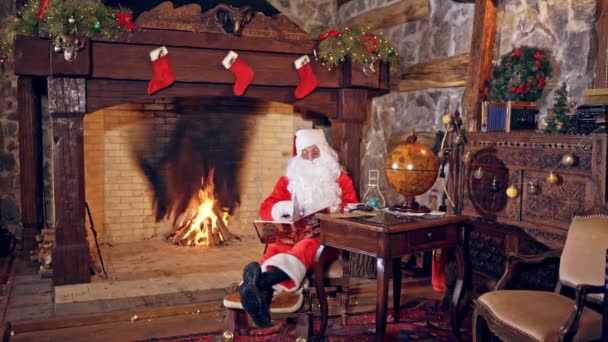 Papá Noel Leyendo Libro Navidad Habitación Decorada Santa Sentado Una — Vídeo de stock