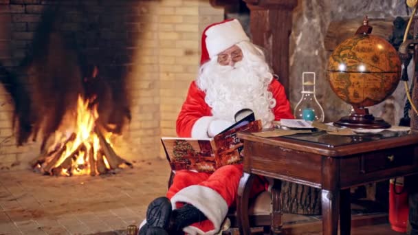 Père Noël Lisant Livre Magique Joyeux Père Noël Assis Dans — Video