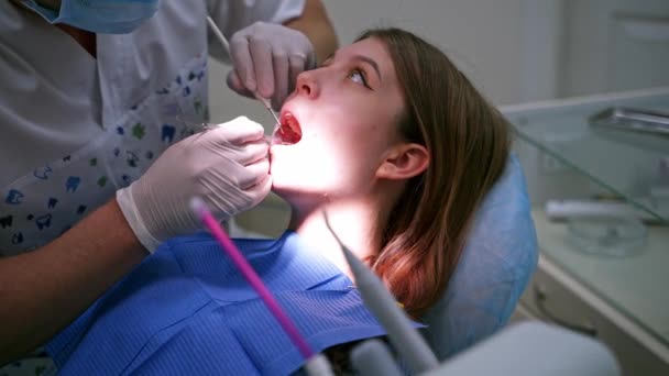 Docteur Vérifie Les Dents Des Femmes Gros Plan Jeune Femme — Video