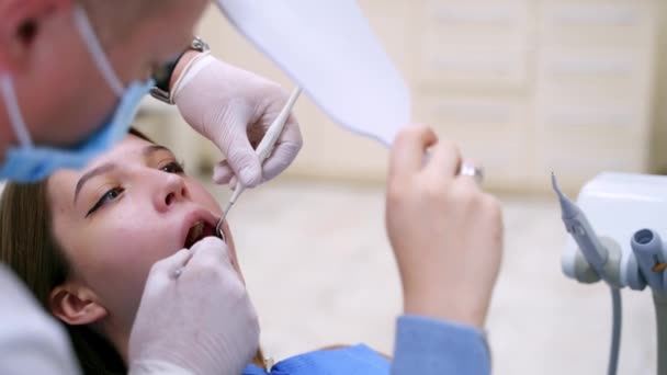Dentista Sexo Masculino Tratar Dentes Mulher Close Rosto Paciente Estomatologista — Vídeo de Stock