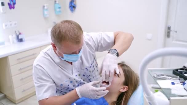 Dentista Tratar Dentes Clínica Dentária Estomatologista Colocando Máscara Especial Boca — Vídeo de Stock