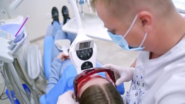 Práce Blízkého Zubaře Moderní Klinice Stomatolog Klade Plastové Brýle Oči — Stock video