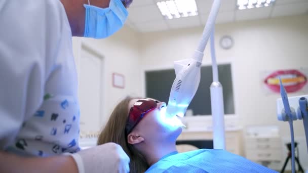 Pacientka Léčí Zuby Zubaře Moderní Technologie Zubním Lékařství Stomatolog Používající — Stock video