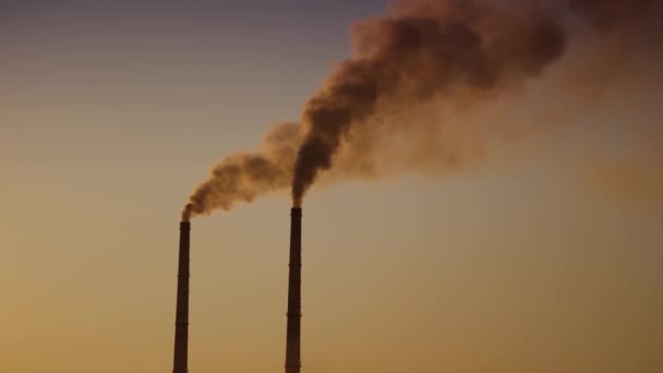 Zanieczyszczenie Powietrza Dymem Wydobywającym Się Dwóch Kominów Fabrycznych Koncepcja Ochrony — Wideo stockowe