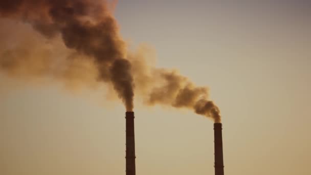 Znečištění Ovzduší Kouřem Dvou Továrních Komínů Koncept Ochrany Životního Prostředí — Stock video