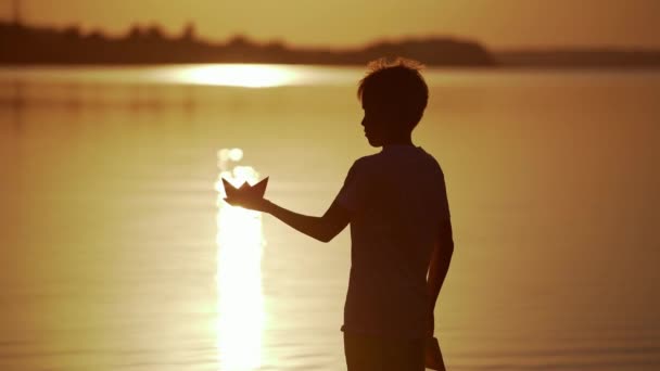 Niño Con Rojo Verde Paper Ships Está Pie Río Origami — Vídeo de stock