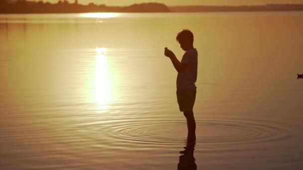 Ragazzo Con Una Nave Carta Piedi Nel Fiume Origami Paper — Video Stock