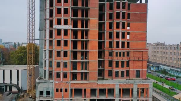 建造一个住宅公寓楼 正在建造的多层楼房 建筑起重机在工作 空中景观 — 图库视频影像