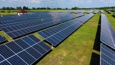 Hava görüntüsü. Mavi güneş panellerinin üst görüntüsü. Yeşil enerji. Pannels sahada.