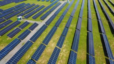 Hava görüntüsü. Mavi güneş panellerinin üst görüntüsü. Yeşil enerji. Pannels sahada.