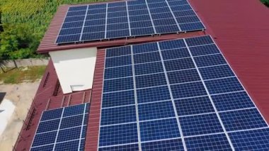 Hava görüntüsü. Mavi güneş panellerinin üst görüntüsü. Yeşil enerji. Ekoloji ve çevre. Elektrik, modern teknolojiler..