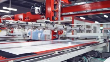 Güneş panelleri üretimi, fabrikada çalışan endüstriyel robotlar, robotik el takip kontrolörü..