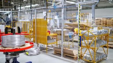 Metal üretim modern fabrikası. Malları ve ekipmanları var. Endüstriyel konsept video.