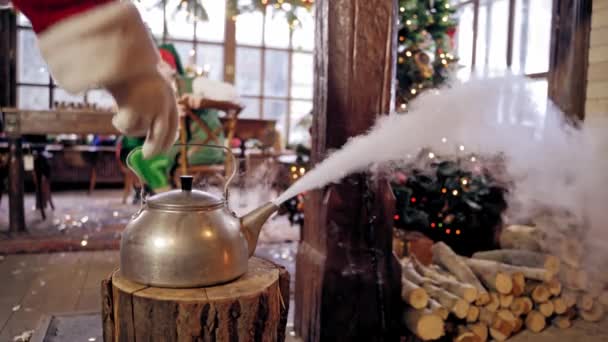 Buharı Tüten Çaydanlığı Kapat Noel Baba Nın Eli Çaydanlığı Alıyor — Stok video